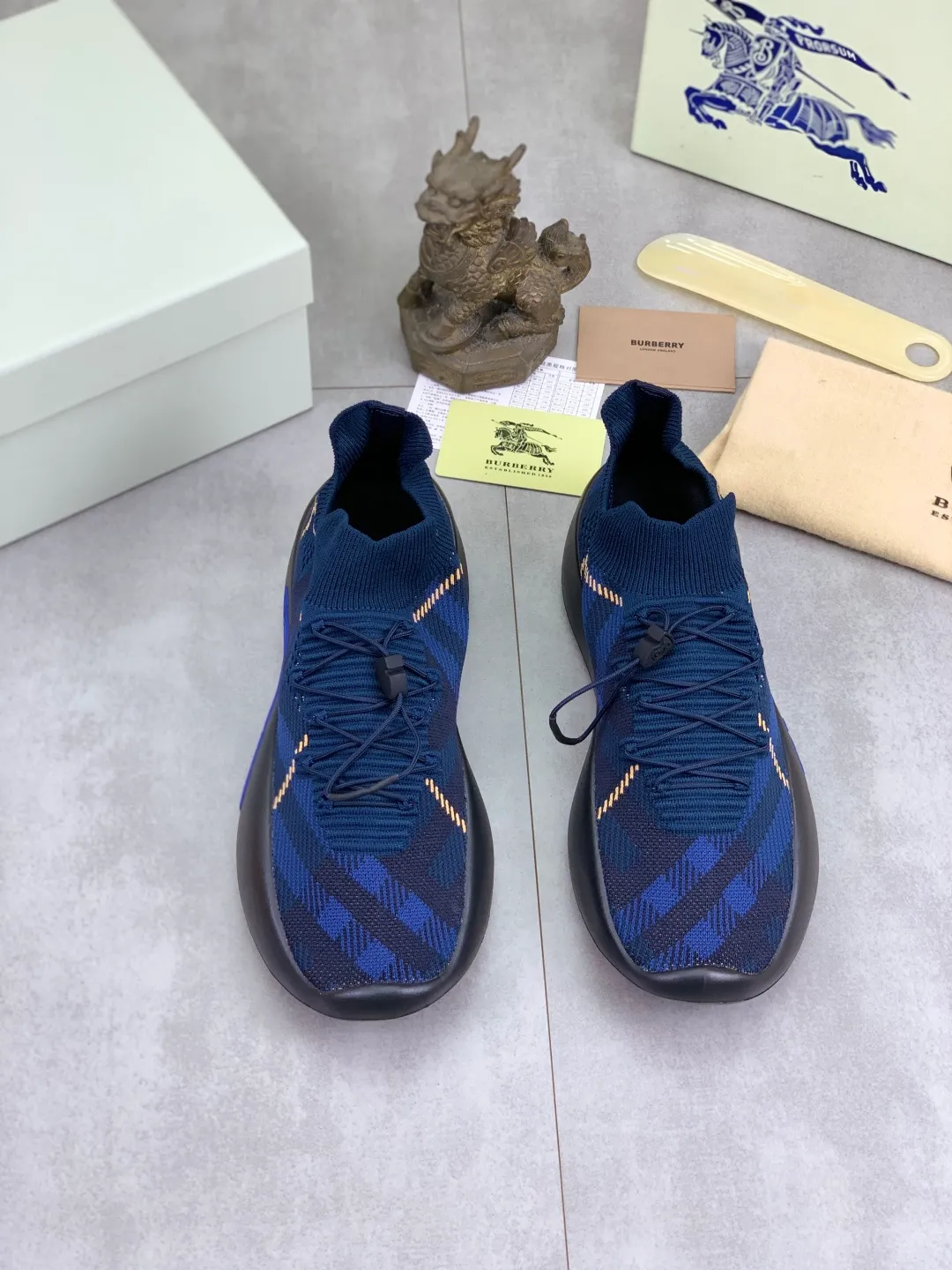 Men's Men's Shoes 💰P620 💰【New Style】Top Version 🆘【Burberry】New Burberry Fly Knit Shoes are now available with perfect workmanship! 🔥Perfect shape and top quality🙈Non-slip and wear-resistant high-end rubber outsole👣Versatile and comfortable shoes, standard size: 39-45 (customized 38-46) 2️⃣colors available Top-quality packaging